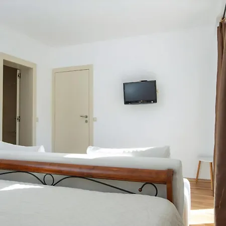 In Mit Grossem Balkon Apartamento